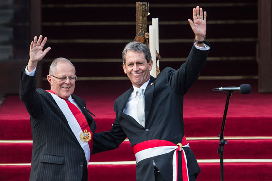 رئيس بيرو الجديد يدخل الحلبة السياسية بحذاء وبدلة رياضية صورة رقم 15