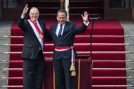 رئيس بيرو الجديد يدخل الحلبة السياسية بحذاء وبدلة رياضية صورة رقم 17