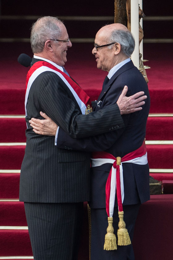 رئيس بيرو الجديد يدخل الحلبة السياسية بحذاء وبدلة رياضية صورة رقم 18