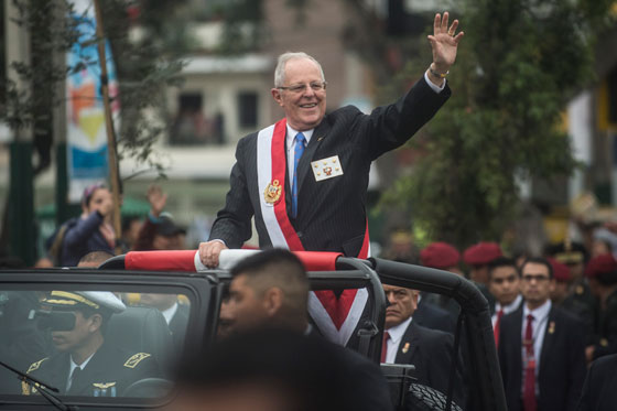 رئيس بيرو الجديد يدخل الحلبة السياسية بحذاء وبدلة رياضية صورة رقم 19