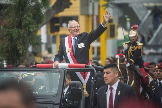 رئيس بيرو الجديد يدخل الحلبة السياسية بحذاء وبدلة رياضية صورة رقم 20