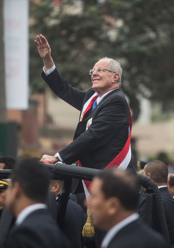 رئيس بيرو الجديد يدخل الحلبة السياسية بحذاء وبدلة رياضية صورة رقم 21