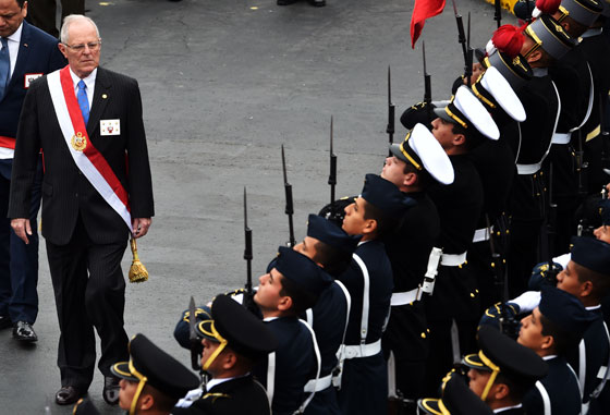 رئيس بيرو الجديد يدخل الحلبة السياسية بحذاء وبدلة رياضية صورة رقم 22