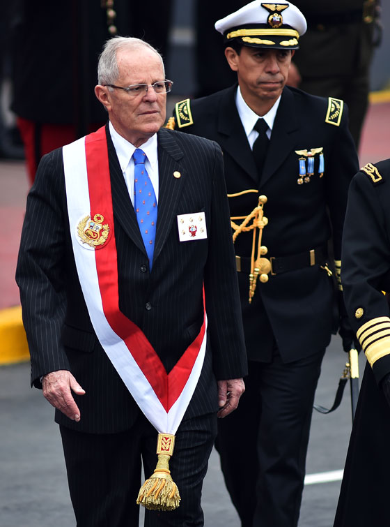 رئيس بيرو الجديد يدخل الحلبة السياسية بحذاء وبدلة رياضية صورة رقم 23