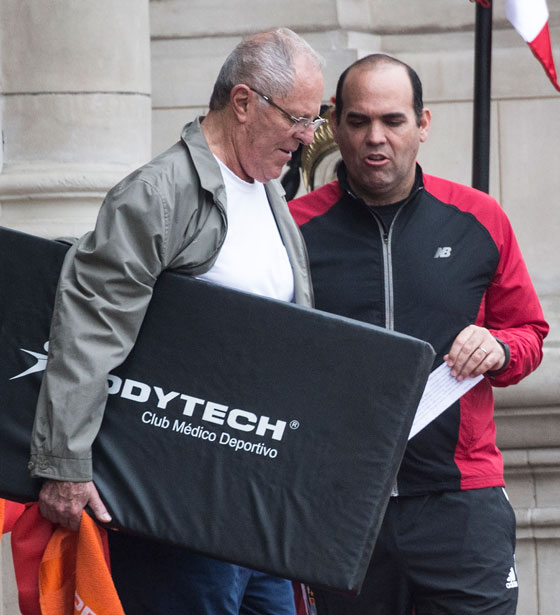 رئيس بيرو الجديد يدخل الحلبة السياسية بحذاء وبدلة رياضية صورة رقم 6