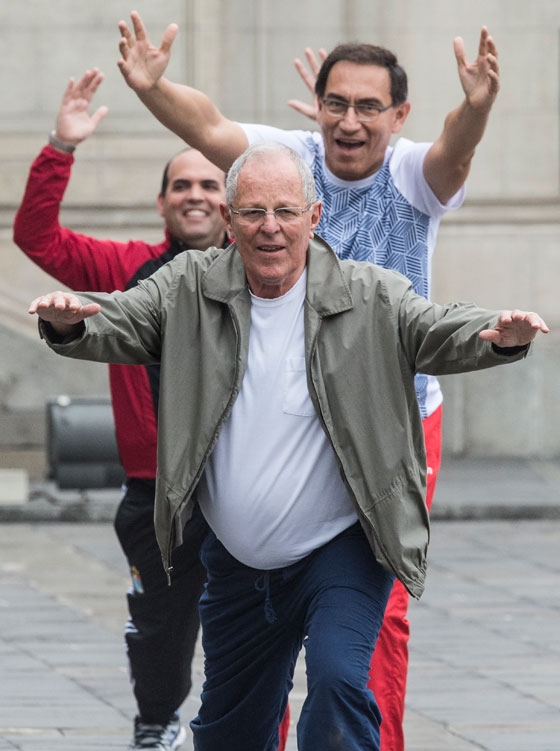 رئيس بيرو الجديد يدخل الحلبة السياسية بحذاء وبدلة رياضية صورة رقم 1