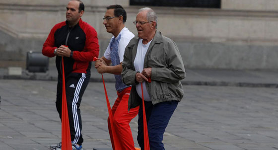 رئيس بيرو الجديد يدخل الحلبة السياسية بحذاء وبدلة رياضية صورة رقم 2