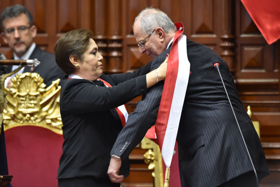 رئيس بيرو الجديد يدخل الحلبة السياسية بحذاء وبدلة رياضية صورة رقم 24