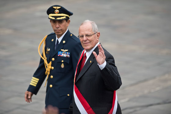 رئيس بيرو الجديد يدخل الحلبة السياسية بحذاء وبدلة رياضية صورة رقم 25