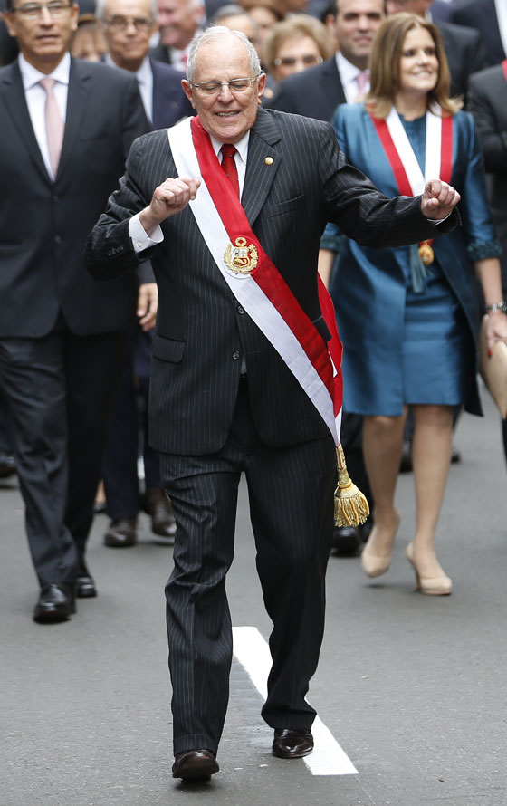 رئيس بيرو الجديد يدخل الحلبة السياسية بحذاء وبدلة رياضية صورة رقم 26