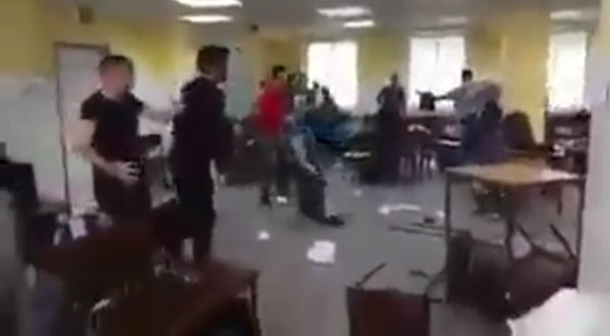 فيديو مخجل.. لاجئون سوريون يتشاجرون داخل مركز لاستيعابهم في المانيا صورة رقم 4