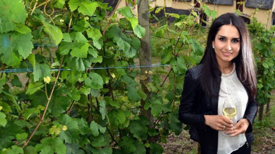  تتويج لاجئة سورية بلقب ملكة النبيذ في المانيا صورة رقم 1