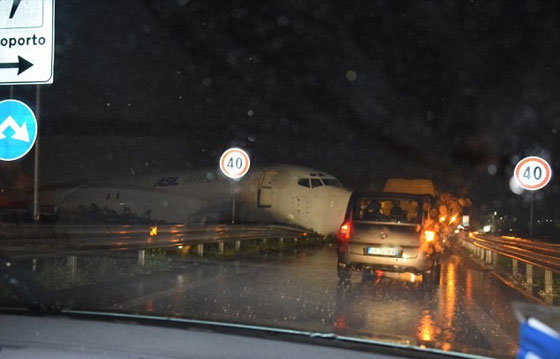  خروج طائرة شحن عن السيطرة وتحطمها على طريق رئيسي بايطاليا صورة رقم 1