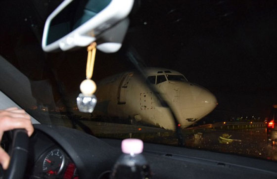  خروج طائرة شحن عن السيطرة وتحطمها على طريق رئيسي بايطاليا صورة رقم 2