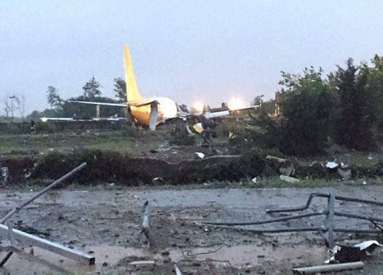  خروج طائرة شحن عن السيطرة وتحطمها على طريق رئيسي بايطاليا صورة رقم 3