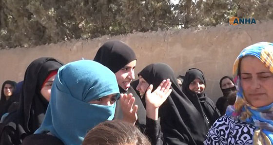  فيديو لامرأة سورية تحرق نقابها بعد طرد داعش من مدينتها صورة رقم 6