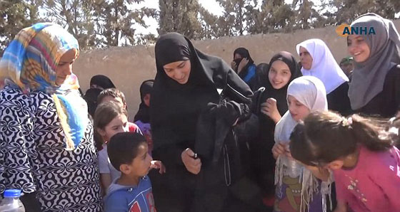  فيديو لامرأة سورية تحرق نقابها بعد طرد داعش من مدينتها صورة رقم 1