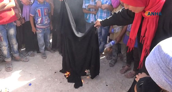  فيديو لامرأة سورية تحرق نقابها بعد طرد داعش من مدينتها صورة رقم 4