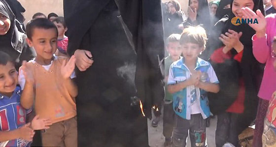  فيديو لامرأة سورية تحرق نقابها بعد طرد داعش من مدينتها صورة رقم 5