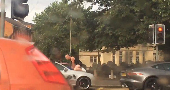  فيديو وصور.. رجل يفرغ غضبه على سائق آخر بتهشيم سيارته المرسيدس صورة رقم 6