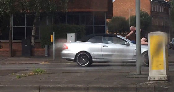  فيديو وصور.. رجل يفرغ غضبه على سائق آخر بتهشيم سيارته المرسيدس صورة رقم 3