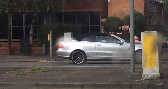  فيديو وصور.. رجل يفرغ غضبه على سائق آخر بتهشيم سيارته المرسيدس صورة رقم 1