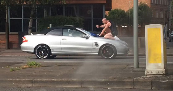  فيديو وصور.. رجل يفرغ غضبه على سائق آخر بتهشيم سيارته المرسيدس صورة رقم 4