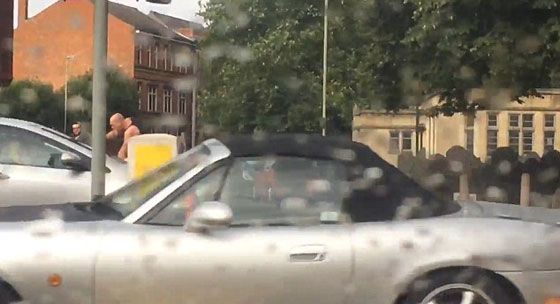  فيديو وصور.. رجل يفرغ غضبه على سائق آخر بتهشيم سيارته المرسيدس صورة رقم 5