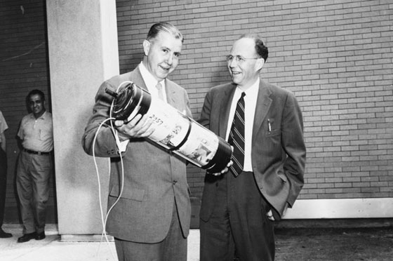 العثور على رسالة من عام 1957 موجهة لابناء جيل عام 2957 صورة رقم 2