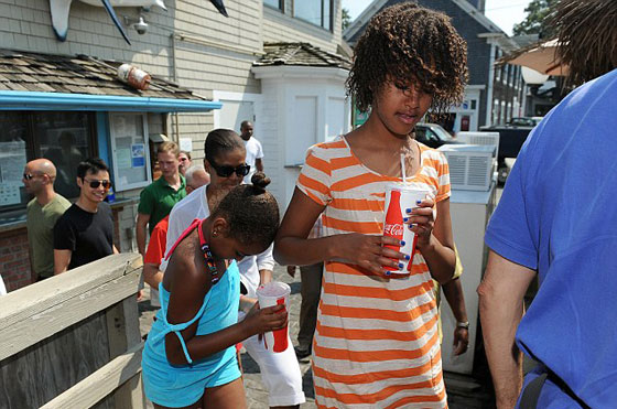 فيديو وصور.. ابنة اوباما تعمل في مطعم وتتقاضى 12 دولارا للساعة صورة رقم 7