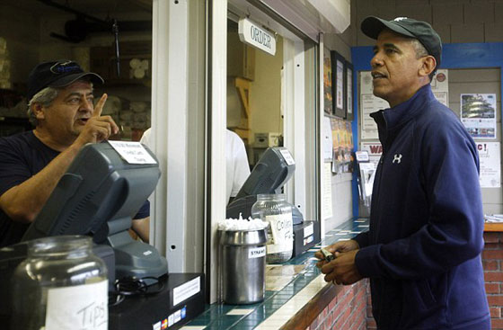 فيديو وصور.. ابنة اوباما تعمل في مطعم وتتقاضى 12 دولارا للساعة صورة رقم 6