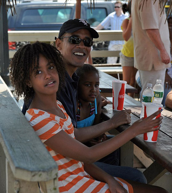 فيديو وصور.. ابنة اوباما تعمل في مطعم وتتقاضى 12 دولارا للساعة صورة رقم 14