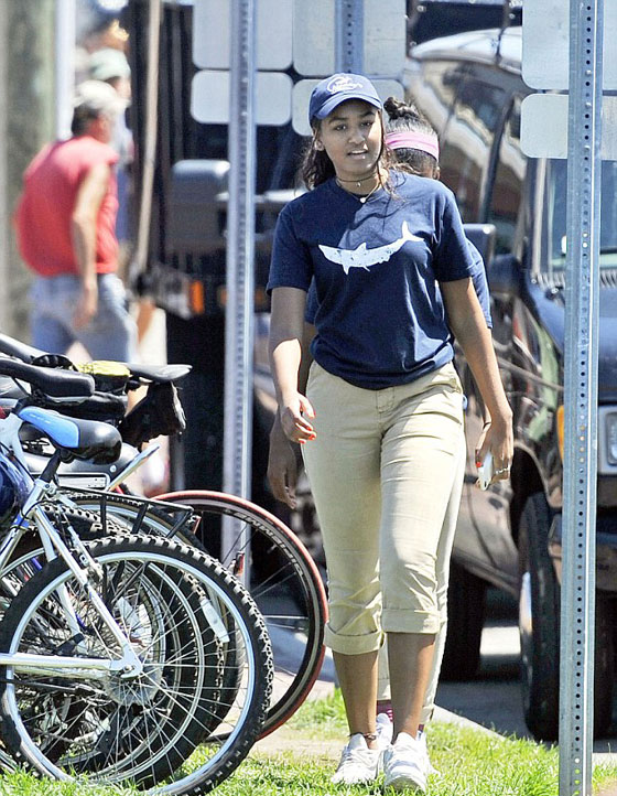 فيديو وصور.. ابنة اوباما تعمل في مطعم وتتقاضى 12 دولارا للساعة صورة رقم 3