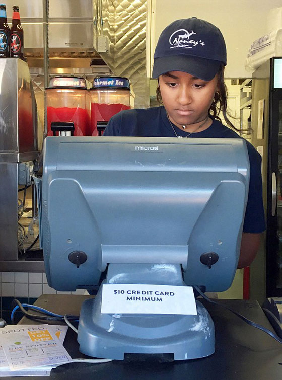 فيديو وصور.. ابنة اوباما تعمل في مطعم وتتقاضى 12 دولارا للساعة صورة رقم 1