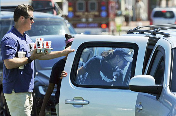 فيديو وصور.. ابنة اوباما تعمل في مطعم وتتقاضى 12 دولارا للساعة صورة رقم 4