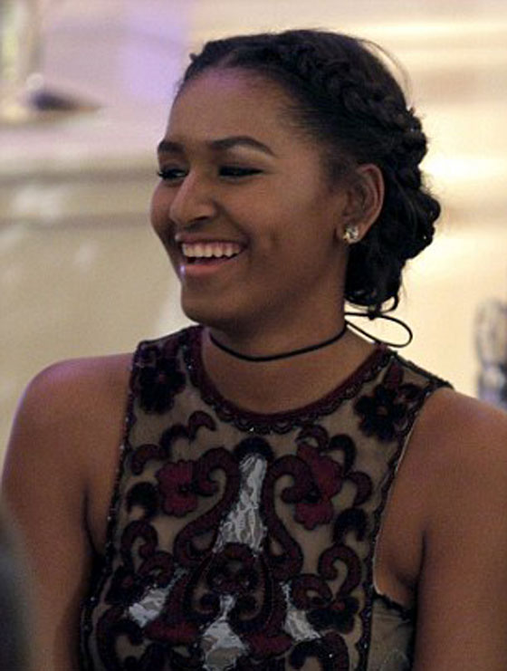 فيديو وصور.. ابنة اوباما تعمل في مطعم وتتقاضى 12 دولارا للساعة صورة رقم 11