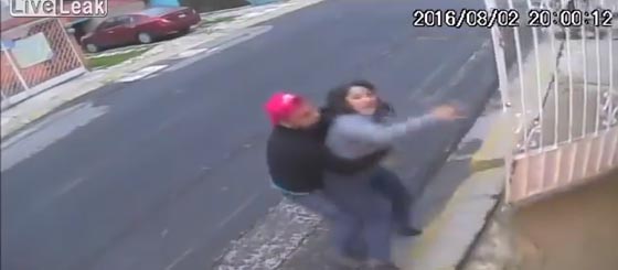 سرقة سيارة واختطاف سائقتها.. شاهد ما حدث صورة رقم 2