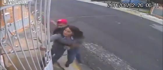 سرقة سيارة واختطاف سائقتها.. شاهد ما حدث صورة رقم 1