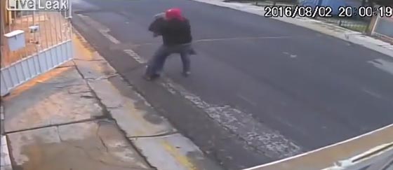 سرقة سيارة واختطاف سائقتها.. شاهد ما حدث صورة رقم 3