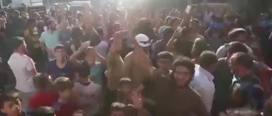 بعد اشتباكات عنيفة.. اهالي حلب يحتفلون بدخول الثوار الى مدينتهم صورة رقم 2