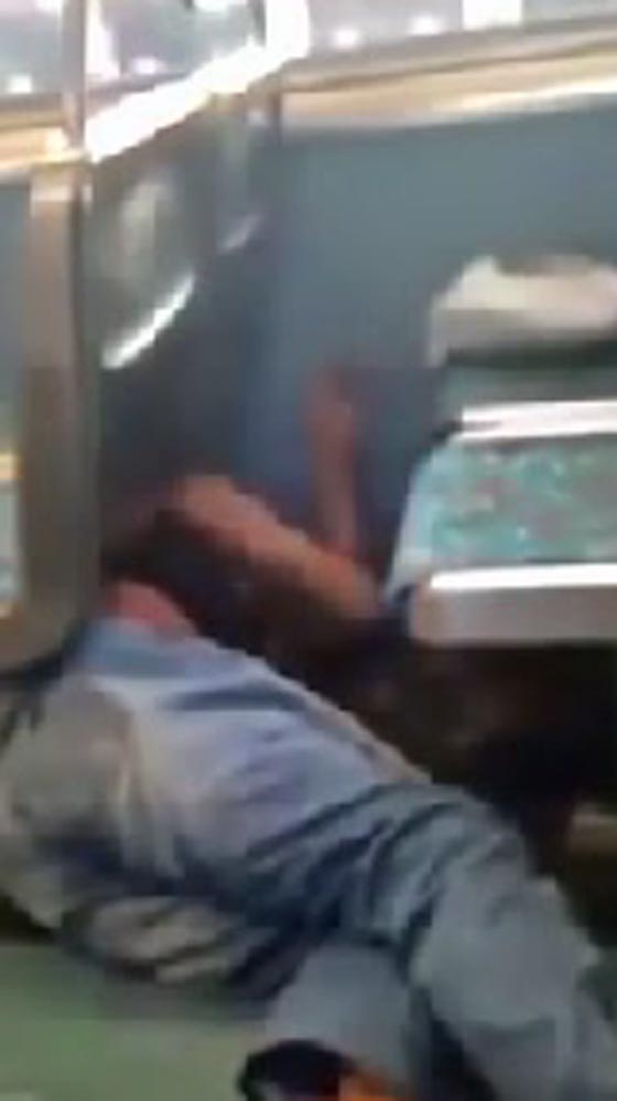راكبة قطار امريكية ترد على عنصرية رجل بركلات قوية صورة رقم 1