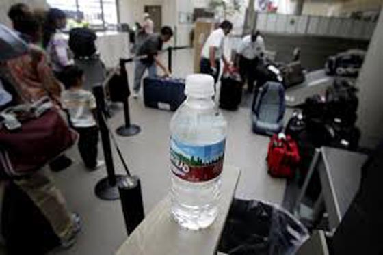 تعرف على اكثر السلع مبيعا في المطارات.. تتصدرها زجاجة المياه صورة رقم 1 تعرف على اكثر السلع مبيعا في المطارات.. تتصدرها زجاجة المياه صورة رقم 1