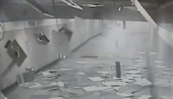 فيديو مثير.. انهيار سقف مستعار في مترو انفاق يسبب حالة ذعر بالصين صورة رقم 3