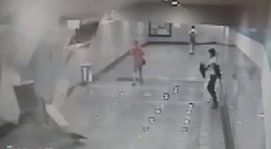فيديو مثير.. انهيار سقف مستعار في مترو انفاق يسبب حالة ذعر بالصين صورة رقم 1