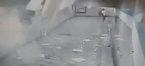 فيديو مثير.. انهيار سقف مستعار في مترو انفاق يسبب حالة ذعر بالصين صورة رقم 2