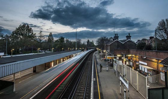 اطل برأسه من نافذة القطار فقتله قطار سار على السكة المعاكسة صورة رقم 3