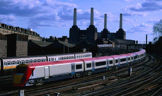 اطل برأسه من نافذة القطار فقتله قطار سار على السكة المعاكسة صورة رقم 4