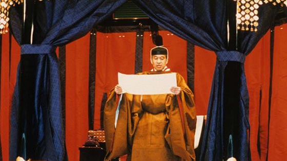 الامبراطور اكيهيتو يحذو حذو والده ويصبح نصف الاله في اليابان صورة رقم 1