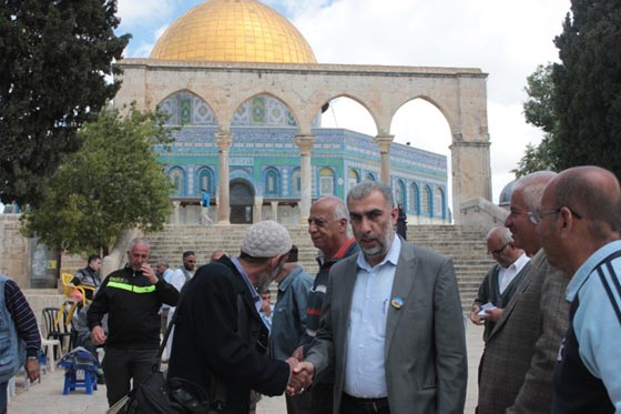  الشرطة الاسرائيلية تحقق مع الشيخ كمال خطيب وتحبسه منزليا صورة رقم 5