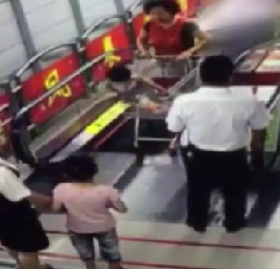 فيديو مؤلم.. سقوط خطير لطفلة من عربة المشتريات  صورة رقم 1